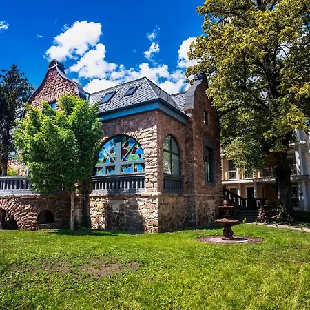 Voeroesko Villa- Titkari Szauna Es Jakkuzi Hasznalattal Guest house Balatonalmadi