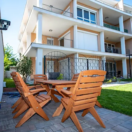 Casa de hóspedes Vöröskő Villa- Titkári Szauna és Jakkuzi Használattal 3*